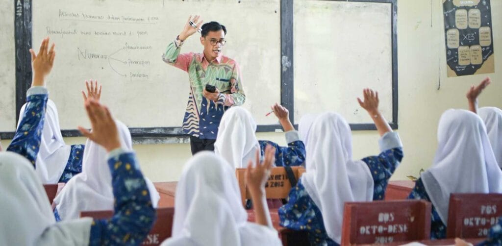 perkiraan gaji guru sekolah rakyat
